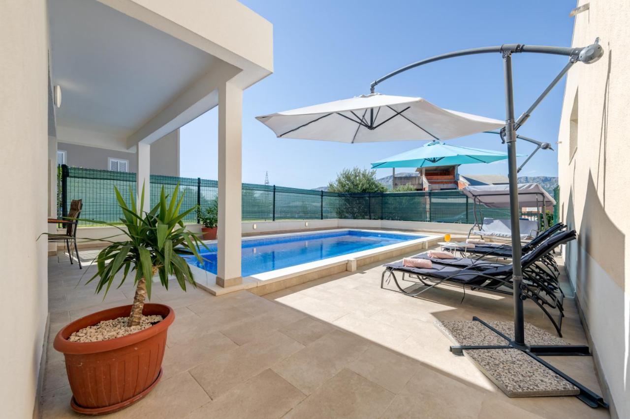 Renata + Private Swimming Pool In Apartmán