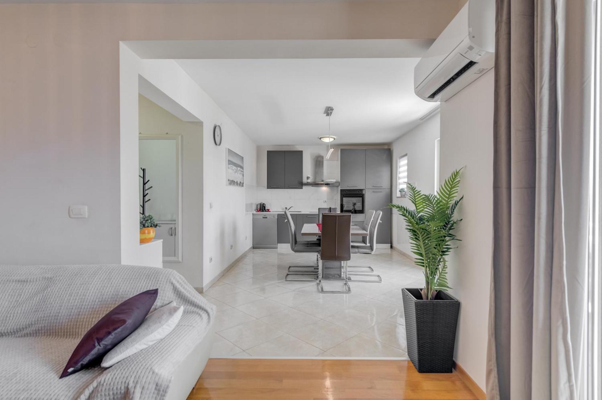 Apartmán Renata + Private Swimming Pool In *