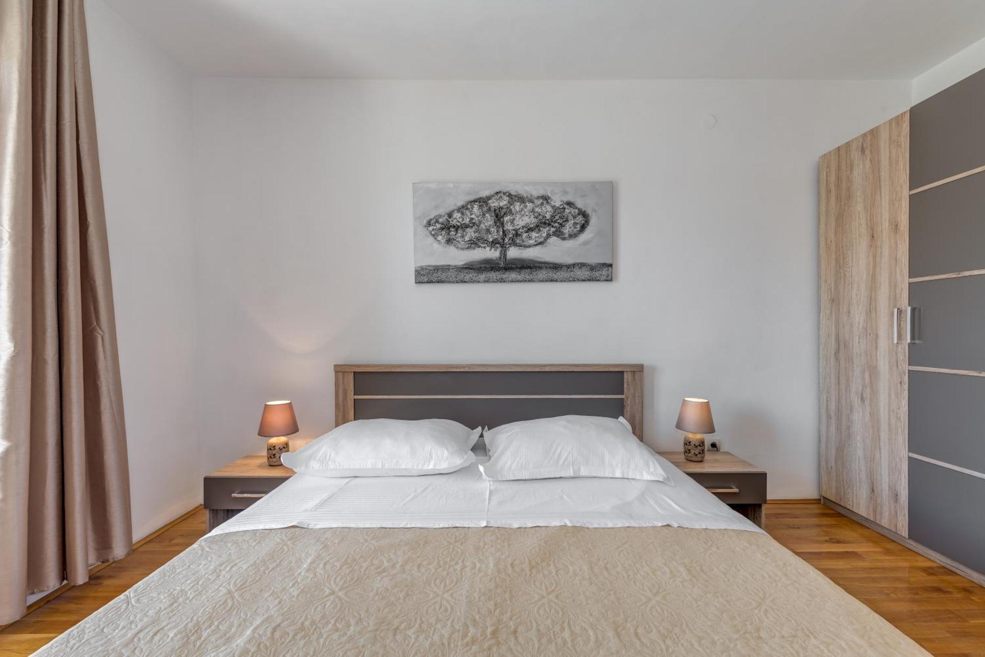 Apartmán Renata + Private Swimming Pool In