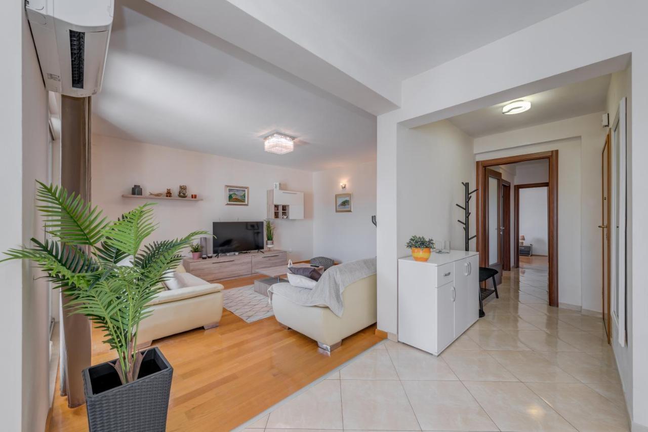 Renata + Private Swimming Pool In Apartamento