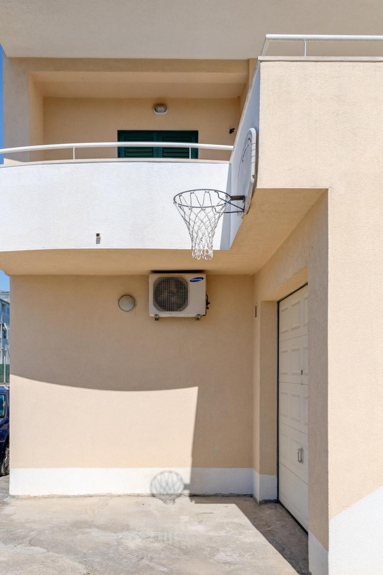 Renata + Private Swimming Pool In Apartamento