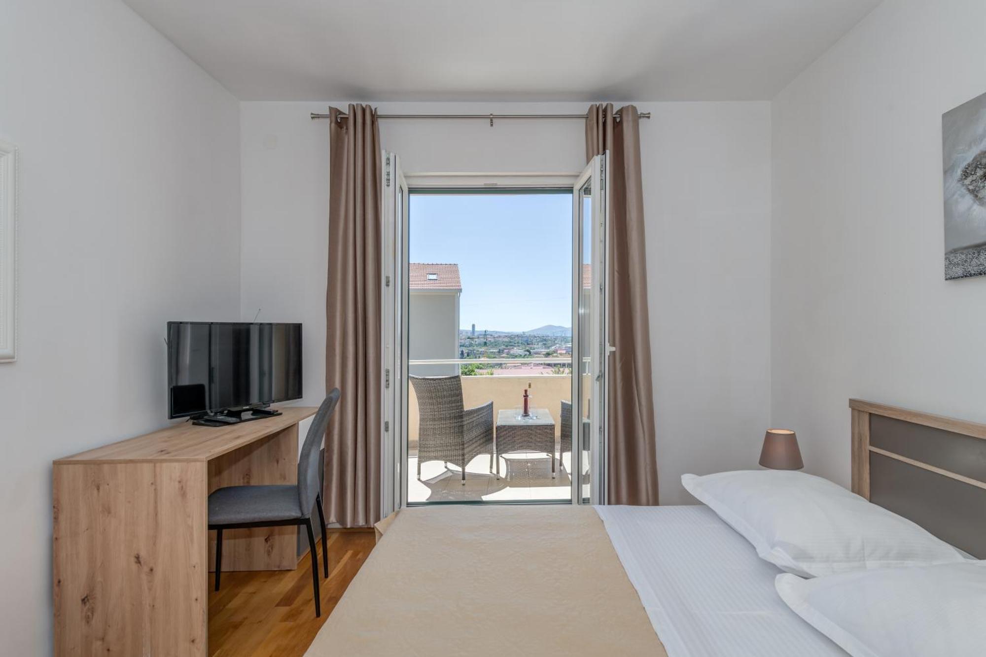 Renata + Private Swimming Pool In Apartamento
