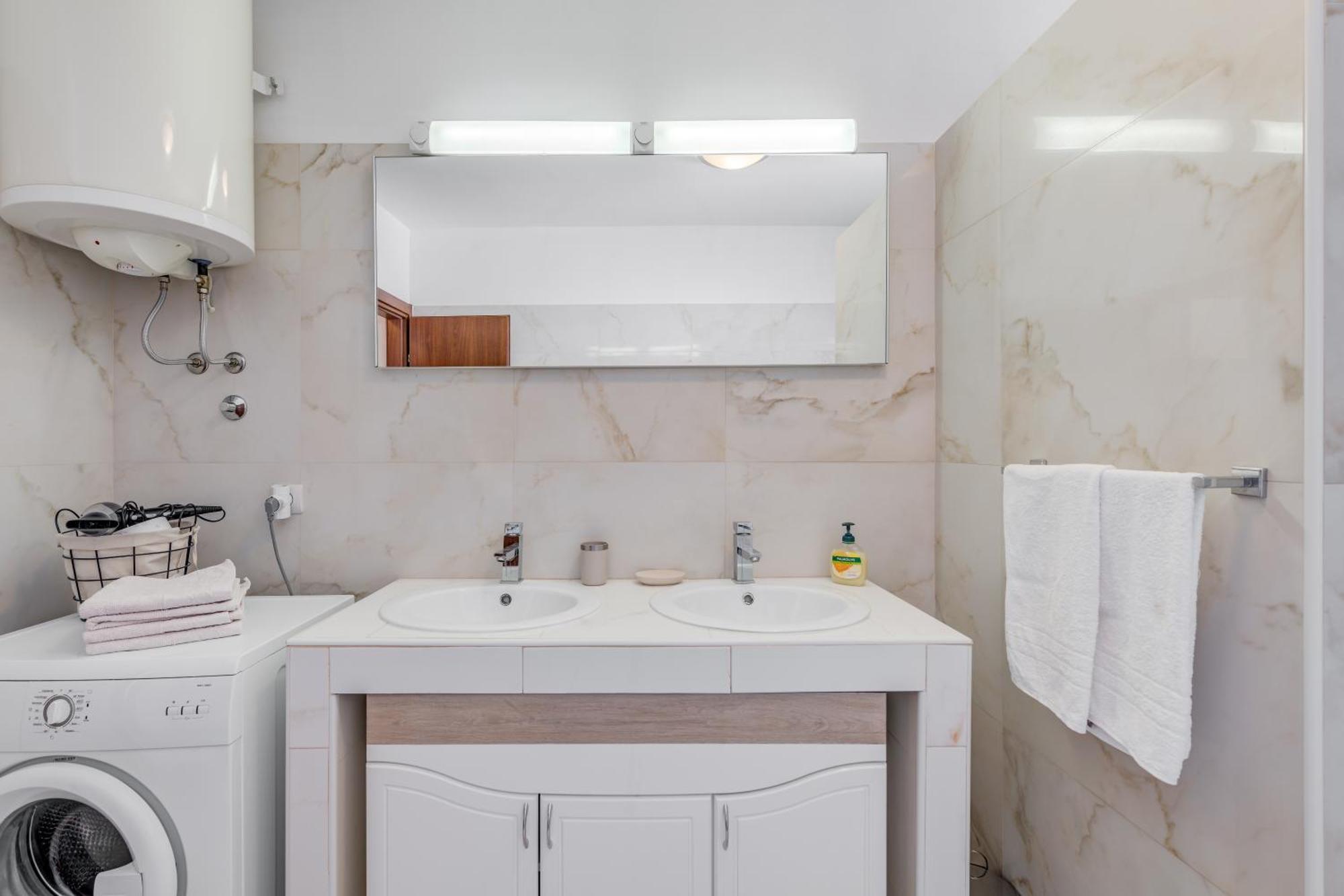 Renata + Private Swimming Pool In Apartamento